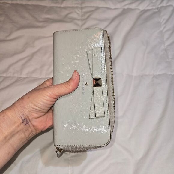 Kate Spade Ligth Gray And Silvet Wristlet - Picture 1 of 13